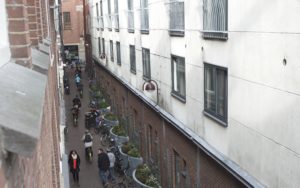 Fietsende toeristen door de Rosse Buurt